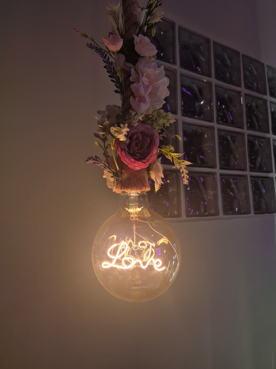 Luminária com a palavra Love e flores